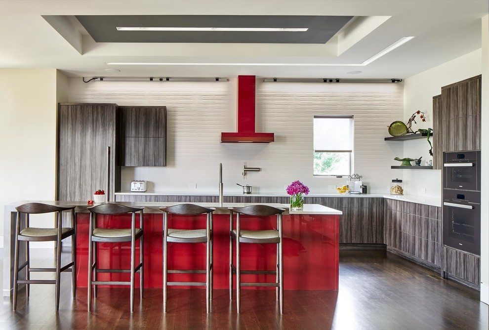 Esempio di una grande cucina contemporanea con ante lisce, ante in legno bruno, paraspruzzi bianco, parquet scuro, pavimento marrone e top bianco