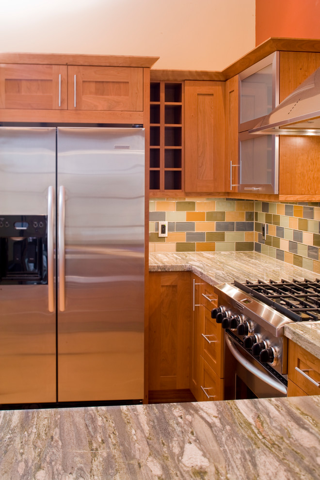 Imagen de cocina contemporánea con armarios estilo shaker, salpicadero multicolor y electrodomésticos de acero inoxidable