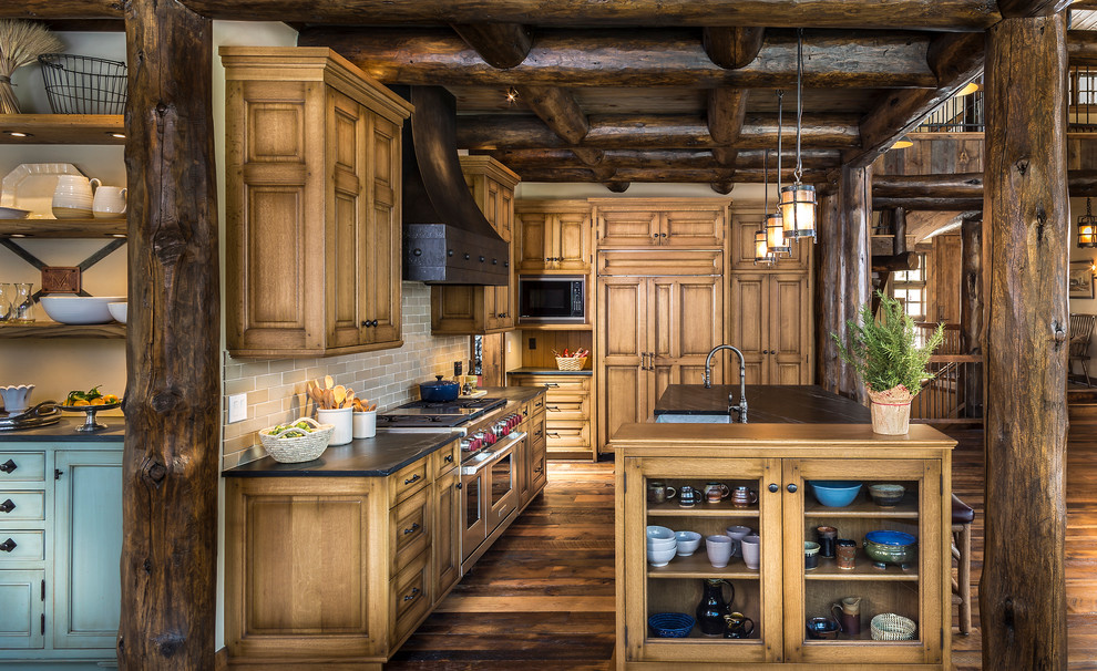 Foto på ett mycket stort rustikt kök, med skåp i mellenmörkt trä, granitbänkskiva, beige stänkskydd, integrerade vitvaror, en köksö, luckor med upphöjd panel, stänkskydd i porslinskakel och mellanmörkt trägolv