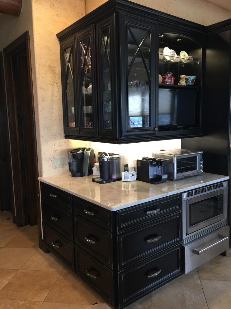 デンバーにある高級な広いカントリー風のおしゃれなキッチン (シルバーの調理設備、セラミックタイルの床、黒いキャビネット) の写真
