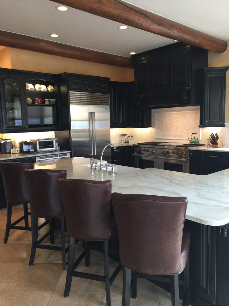 デンバーにある高級な広いカントリー風のおしゃれなキッチン (黒いキャビネット、シルバーの調理設備、セラミックタイルの床) の写真