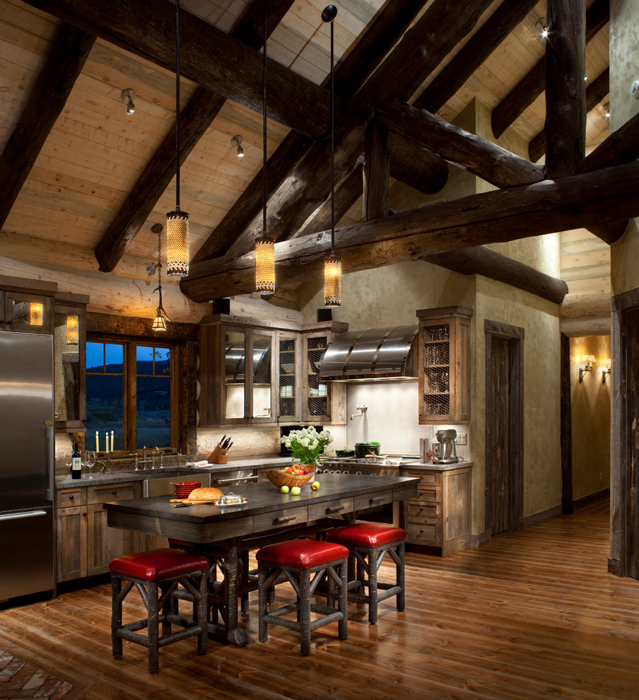 Mittelgroße Rustikale Küche in L-Form mit Landhausspüle, Schrankfronten im Shaker-Stil, Schränken im Used-Look, Küchengeräten aus Edelstahl, braunem Holzboden und Kücheninsel in Denver