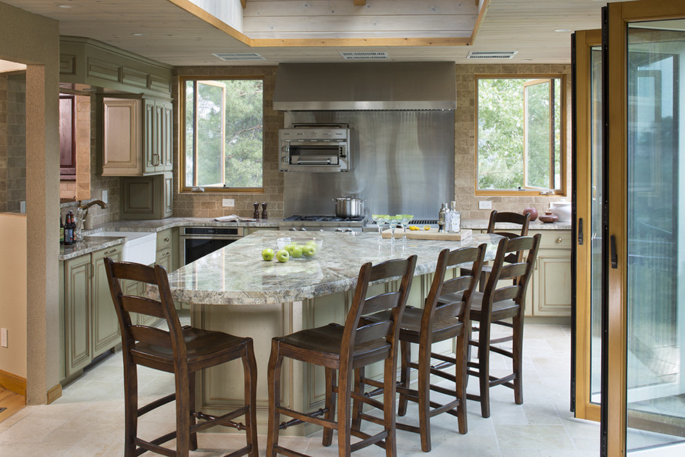 Exempel på ett stort klassiskt vit vitt kök, med en rustik diskho, luckor med upphöjd panel, skåp i slitet trä, granitbänkskiva, stänkskydd i stenkakel, klinkergolv i keramik, en köksö, beiget golv, brunt stänkskydd och rostfria vitvaror
