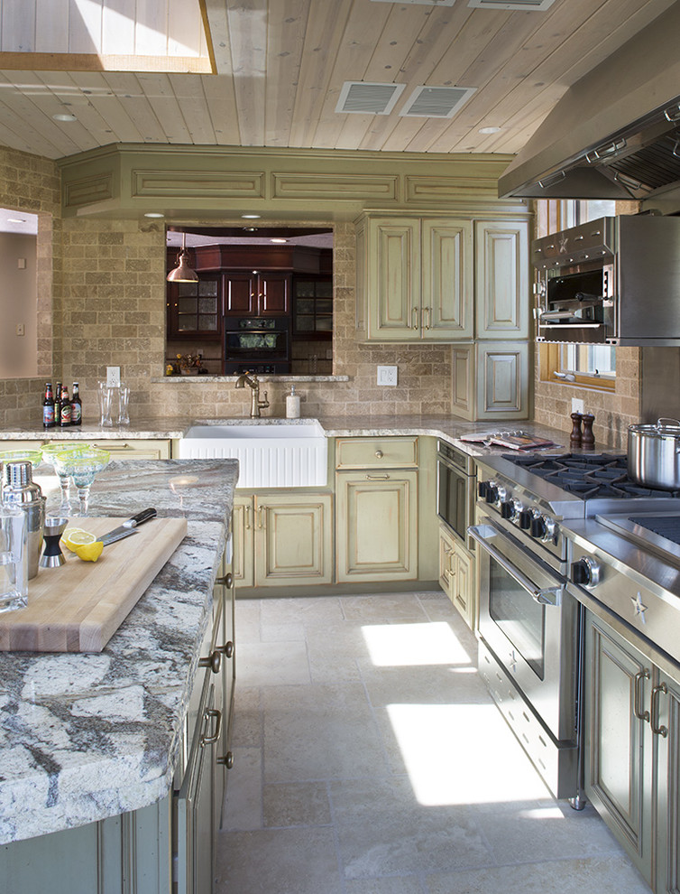 Idéer för att renovera ett stort vintage vit vitt kök, med luckor med upphöjd panel, en köksö, en rustik diskho, skåp i slitet trä, granitbänkskiva, stänkskydd i stenkakel, rostfria vitvaror, klinkergolv i keramik, beiget golv och brunt stänkskydd