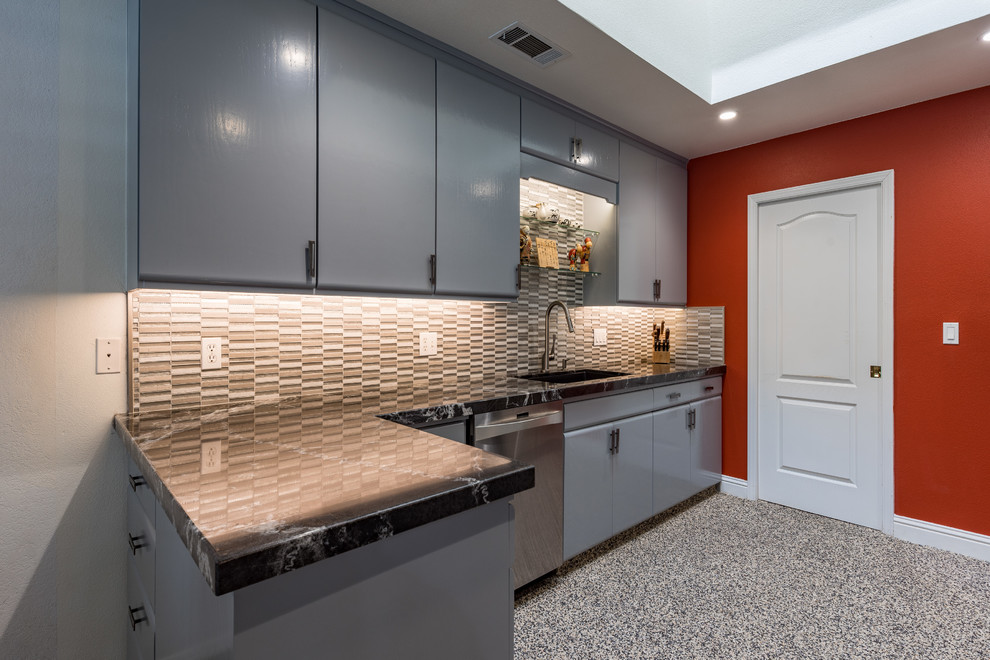 Foto på ett mellanstort orientaliskt svart kök, med en integrerad diskho, släta luckor, blå skåp, granitbänkskiva, flerfärgad stänkskydd, stänkskydd i stickkakel, rostfria vitvaror, korkgolv, en halv köksö och flerfärgat golv