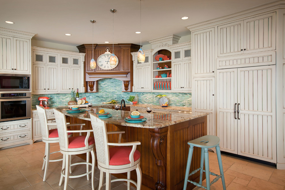 マイアミにある高級な広いトロピカルスタイルのおしゃれなキッチン (御影石カウンター、青いキッチンパネル、モザイクタイルのキッチンパネル、トラバーチンの床、ベージュの床、ベージュのキャビネット、パネルと同色の調理設備) の写真