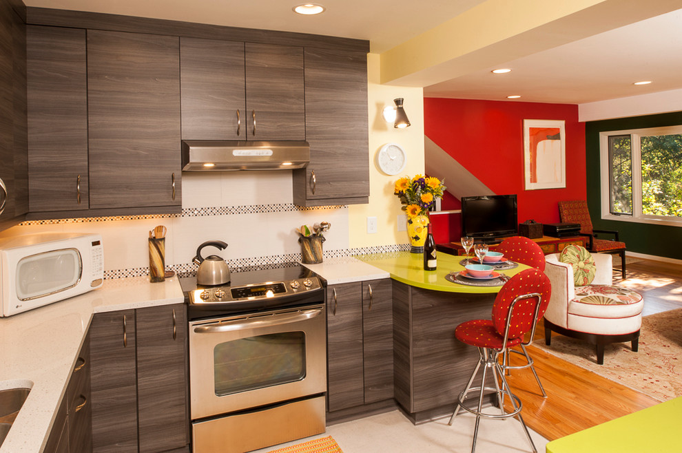 Свежая идея для дизайна: п-образная кухня среднего размера в современном стиле с обеденным столом, серыми фасадами, бежевым фартуком, техникой из нержавеющей стали и полуостровом - отличное фото интерьера