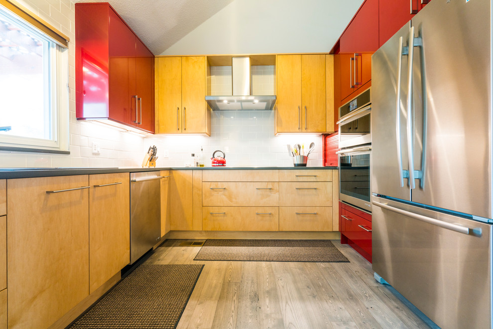 Exempel på ett mellanstort modernt grå grått kök, med en nedsänkt diskho, släta luckor, röda skåp, bänkskiva i kvarts, grått stänkskydd, stänkskydd i keramik, rostfria vitvaror, mellanmörkt trägolv, en köksö och brunt golv