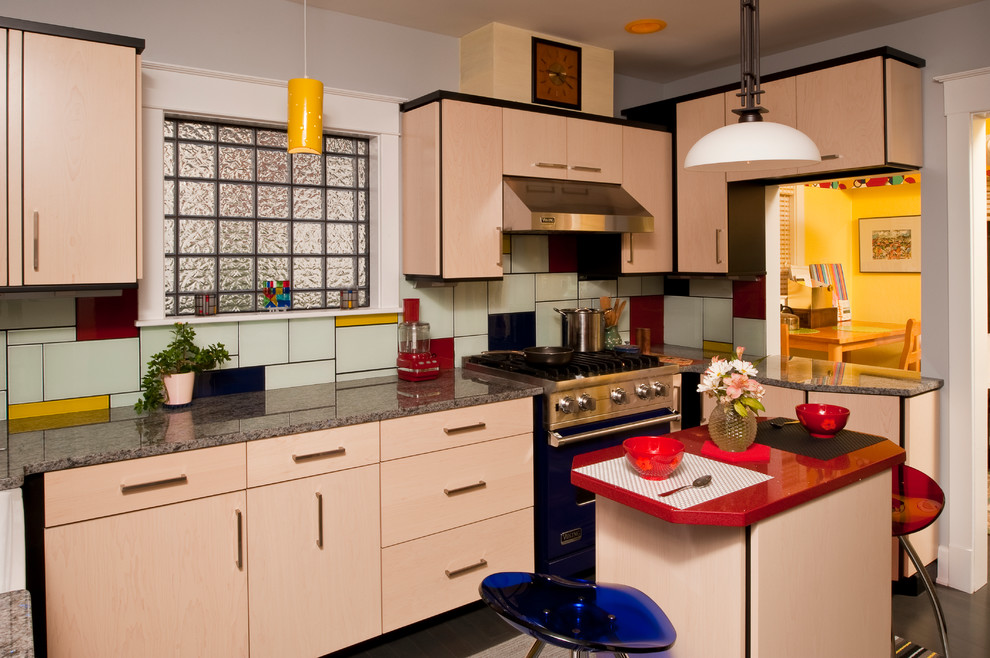 Exempel på ett modernt u-kök, med släta luckor, skåp i ljust trä, flerfärgad stänkskydd och rostfria vitvaror