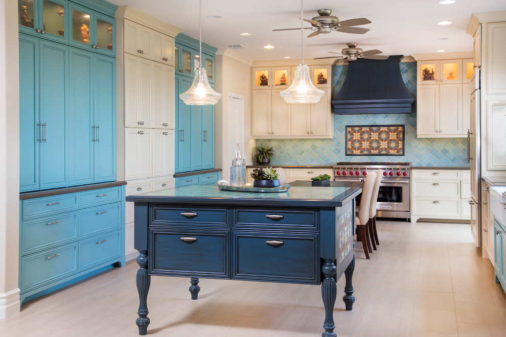 Inredning av ett medelhavsstil stort kök, med en rustik diskho, luckor med infälld panel, blå skåp, bänkskiva i kvarts, blått stänkskydd, stänkskydd i porslinskakel, rostfria vitvaror, klinkergolv i porslin och en köksö