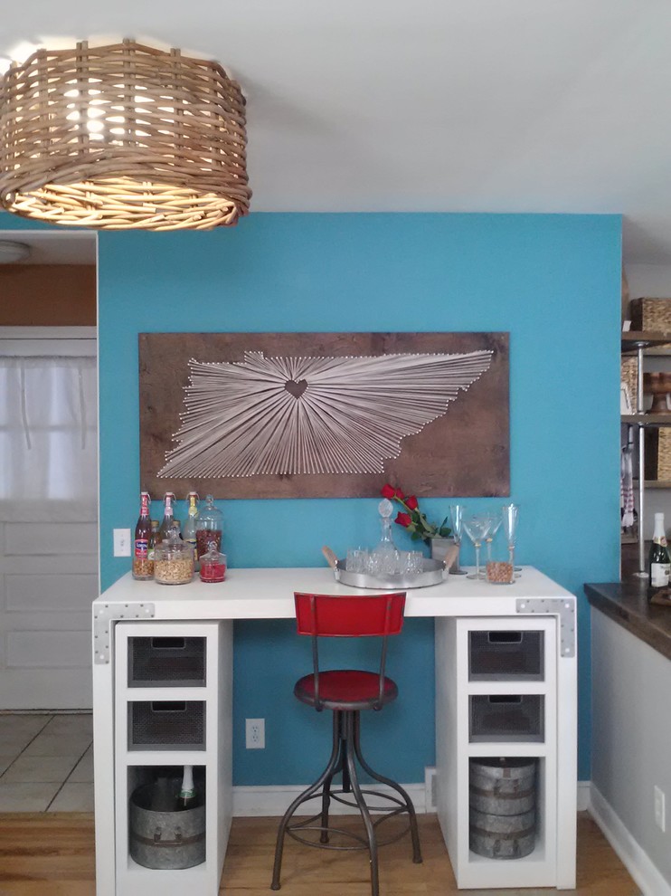 Eklektisk inredning av ett mellanstort kök och matrum, med en rustik diskho, skåp i shakerstil, blå skåp, träbänkskiva, blått stänkskydd, stänkskydd i glaskakel, rostfria vitvaror, klinkergolv i keramik och en halv köksö