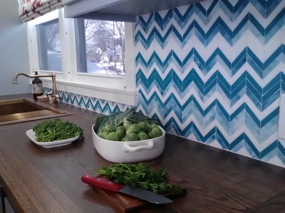 Immagine di una cucina abitabile bohémian di medie dimensioni con lavello stile country, ante in stile shaker, ante blu, top in legno, paraspruzzi blu, paraspruzzi con piastrelle di vetro, pavimento con piastrelle in ceramica e penisola