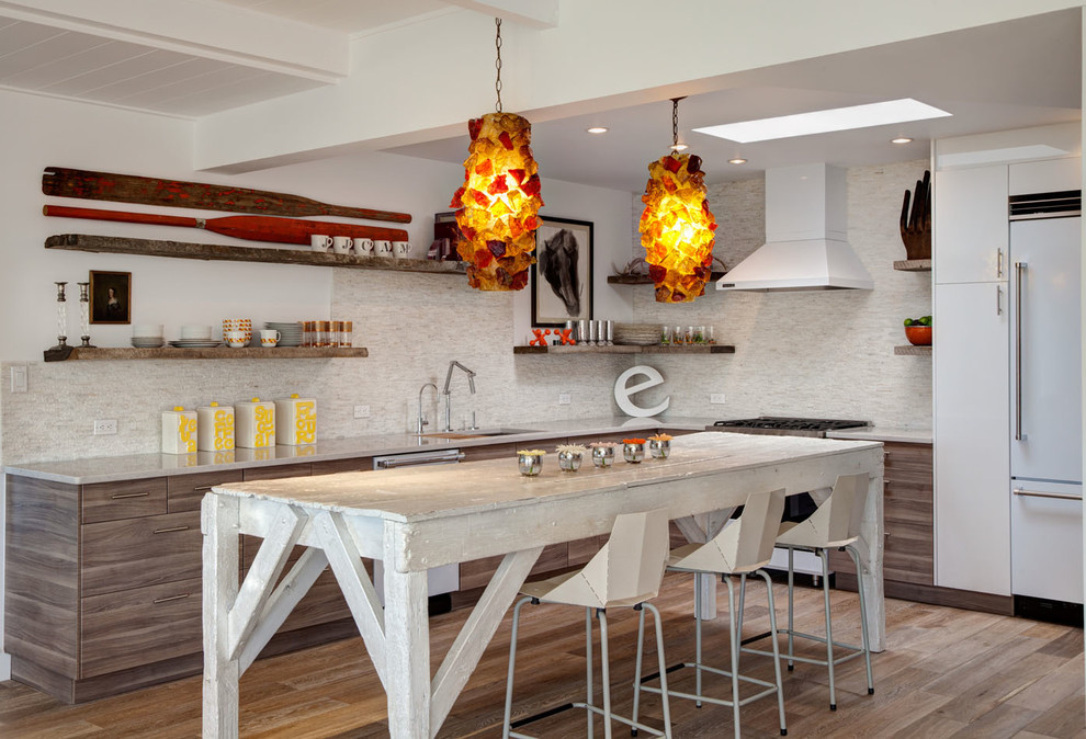 Foto di una cucina contemporanea con lavello sottopiano, ante lisce, ante in legno scuro, elettrodomestici bianchi e pavimento in legno massello medio