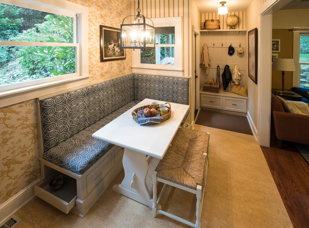На фото: маленькая кухня в стиле фьюжн с обеденным столом и полом из линолеума без острова для на участке и в саду с