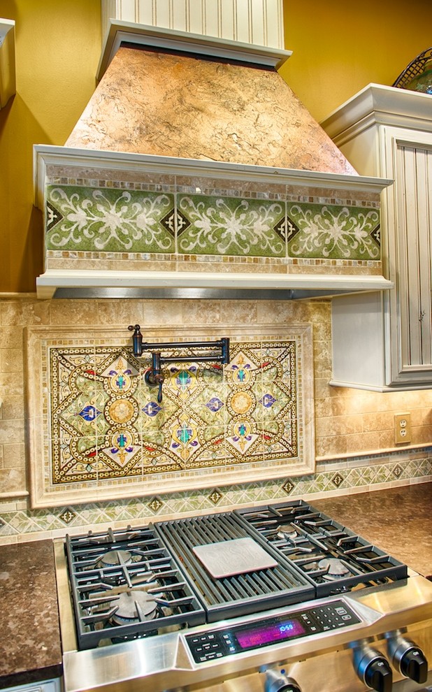 Mittelgroße Mediterrane Küche in L-Form mit Lamellenschränken, Schränken im Used-Look, Küchengeräten aus Edelstahl und Kücheninsel in Indianapolis