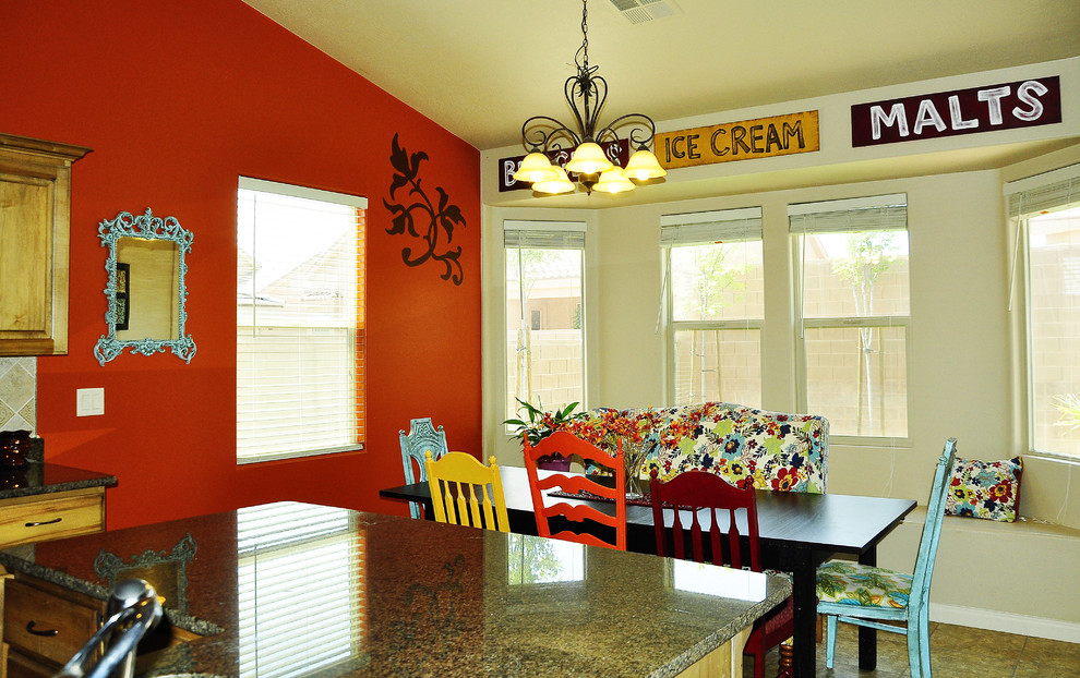 На фото: кухня в стиле фьюжн с обеденным столом, фасадами с выступающей филенкой, фасадами цвета дерева среднего тона и акцентной стеной с