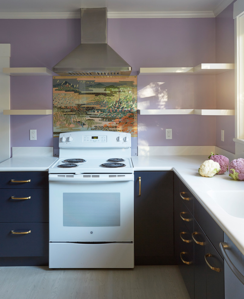 Foto på ett avskilt, mellanstort vintage l-kök, med en integrerad diskho, släta luckor, blå skåp, bänkskiva i koppar, flerfärgad stänkskydd, glaspanel som stänkskydd, rostfria vitvaror och vinylgolv