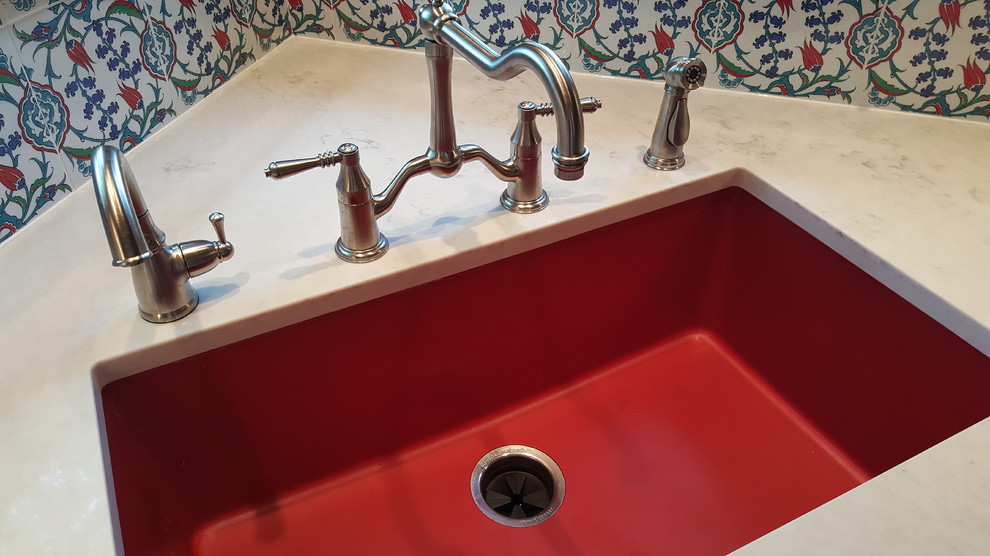 Ejemplo de cocinas en L ecléctica de tamaño medio con fregadero bajoencimera, armarios tipo vitrina, puertas de armario de madera en tonos medios, encimera de mármol, salpicadero multicolor y salpicadero con mosaicos de azulejos