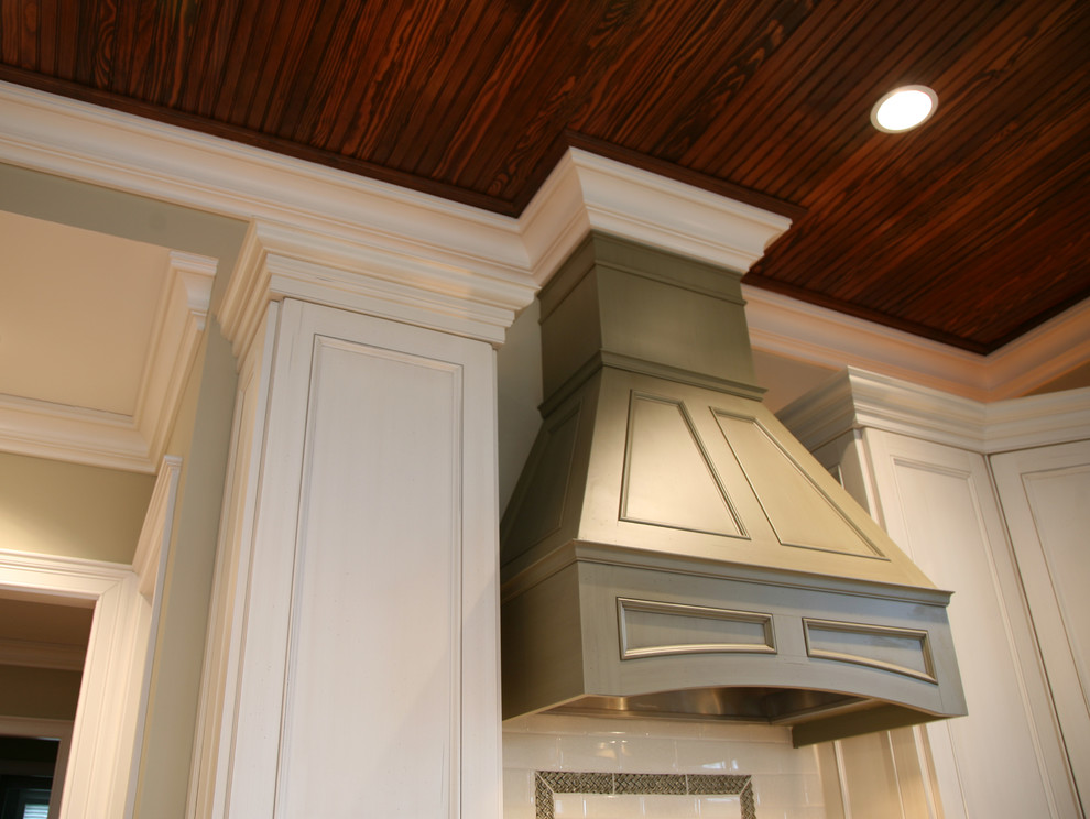 Exempel på ett klassiskt kök, med en rustik diskho, luckor med infälld panel, vita skåp, stänkskydd i keramik, integrerade vitvaror och mörkt trägolv