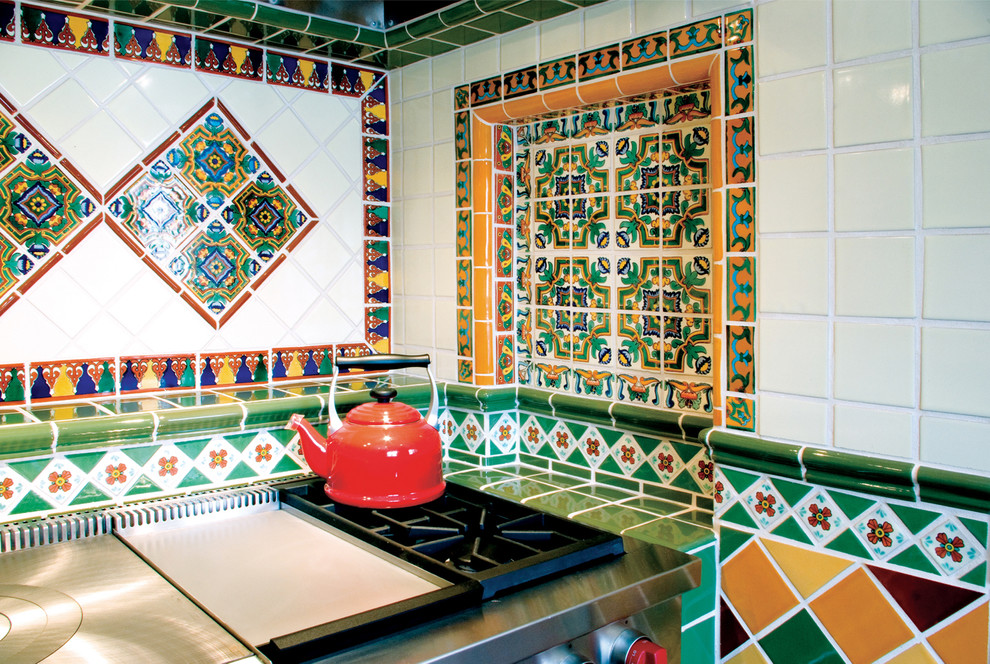 Esempio di una cucina mediterranea chiusa e di medie dimensioni con top piastrellato, paraspruzzi multicolore, paraspruzzi con piastrelle in terracotta, elettrodomestici in acciaio inossidabile e parquet scuro