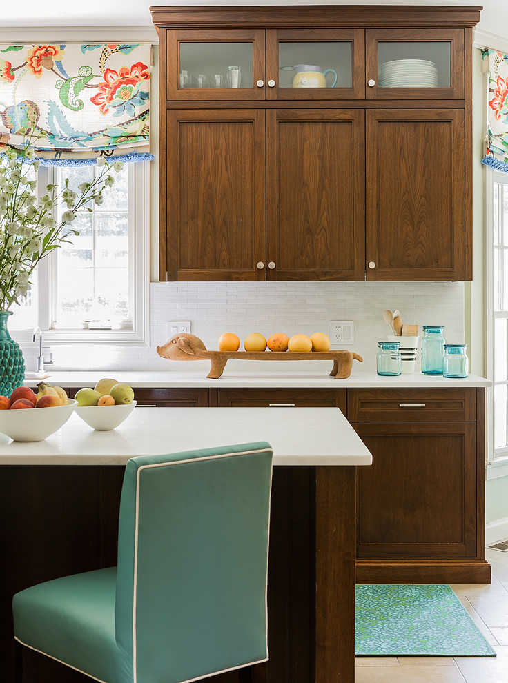 Immagine di una cucina eclettica con ante con riquadro incassato, ante in legno bruno e paraspruzzi bianco