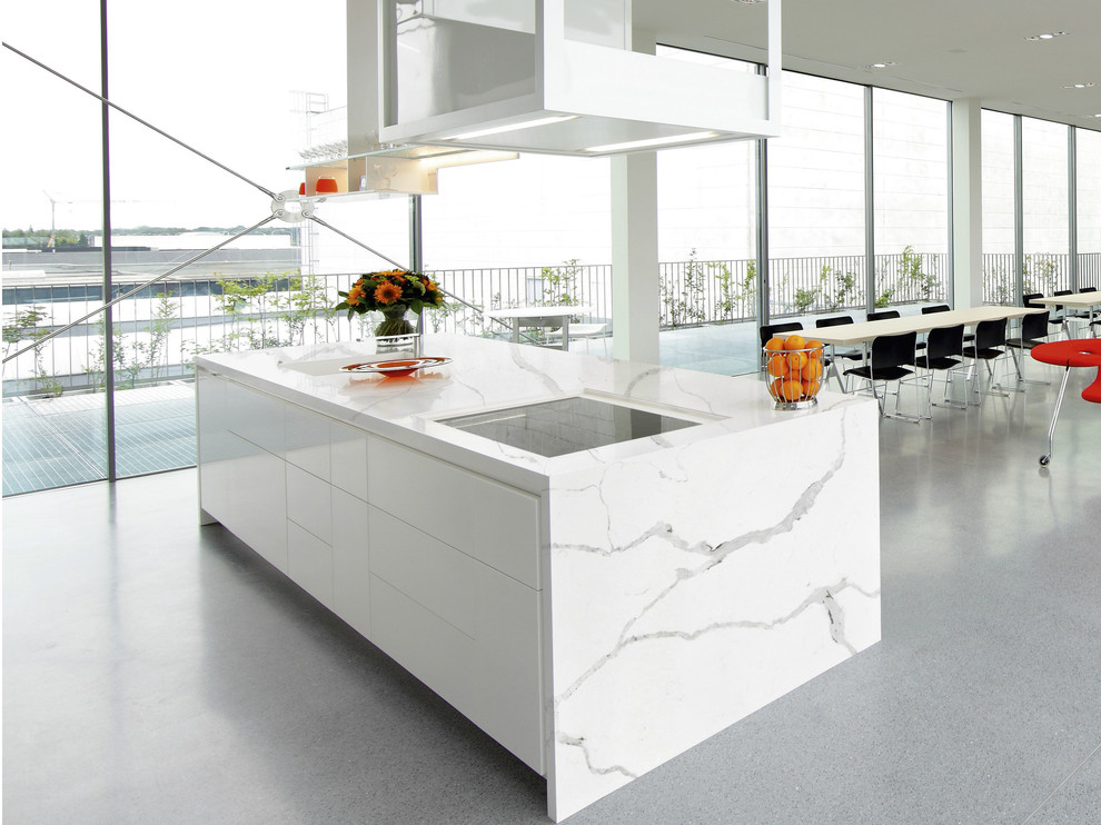 Foto di un ampio cucina con isola centrale minimalista con ante bianche e top in quarzo composito