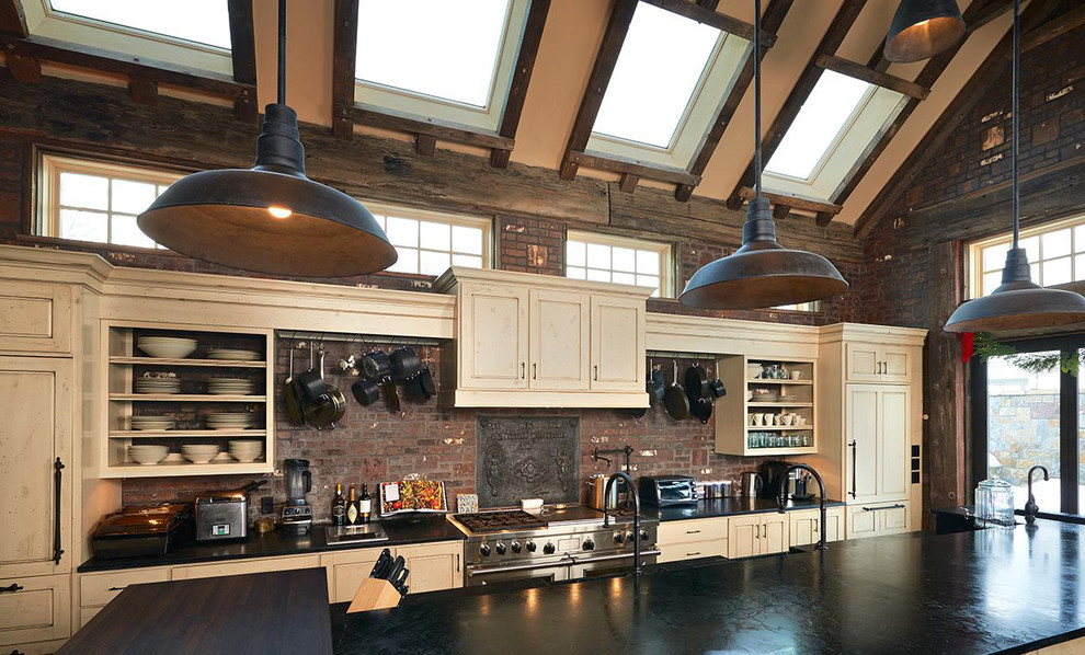 Foto på ett stort vintage svart linjärt kök och matrum, med mörkt trägolv, brunt golv, luckor med upphöjd panel, beige skåp, bänkskiva i koppar, rött stänkskydd, stänkskydd i tegel och integrerade vitvaror