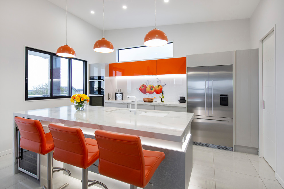 Zweizeilige Moderne Küche mit Unterbauwaschbecken, flächenbündigen Schrankfronten, grauen Schränken, Marmor-Arbeitsplatte, Küchenrückwand in Weiß, Rückwand aus Marmor, Küchengeräten aus Edelstahl, Kücheninsel und beigem Boden in Auckland