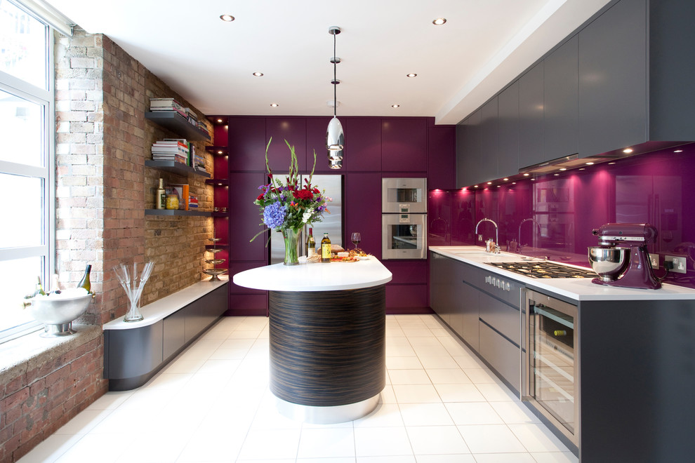 Zweizeilige Moderne Küche mit Unterbauwaschbecken, flächenbündigen Schrankfronten, grauen Schränken, Glasrückwand, Küchengeräten aus Edelstahl und Kücheninsel in London