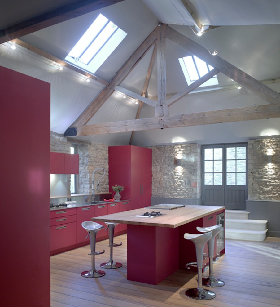 Idéer för ett stort modernt kök med öppen planlösning, med en undermonterad diskho, släta luckor, röda skåp, bänkskiva i rostfritt stål, stänkskydd med metallisk yta, rostfria vitvaror och en köksö