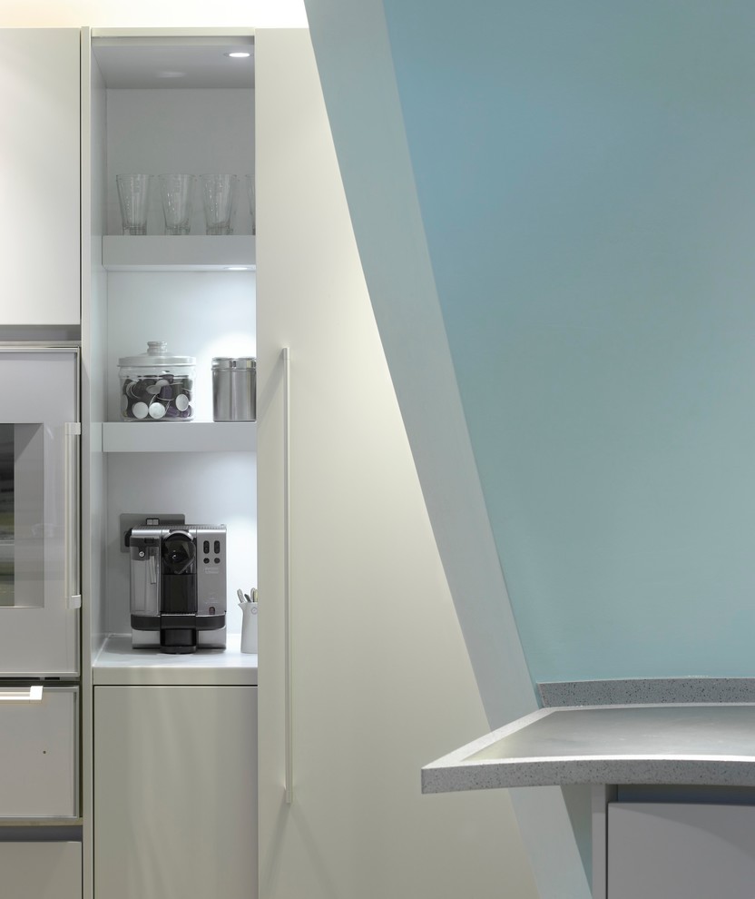Ejemplo de cocina contemporánea grande abierta con fregadero bajoencimera, armarios con paneles lisos, puertas de armario azules, encimera de acrílico, electrodomésticos blancos y península