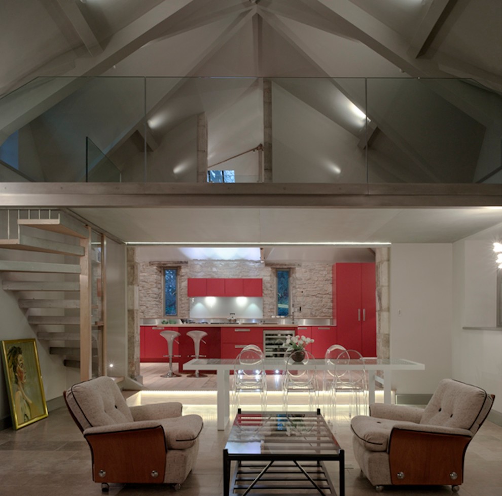 Exempel på ett stort modernt kök med öppen planlösning, med en undermonterad diskho, släta luckor, röda skåp, bänkskiva i rostfritt stål, stänkskydd med metallisk yta, rostfria vitvaror och en köksö