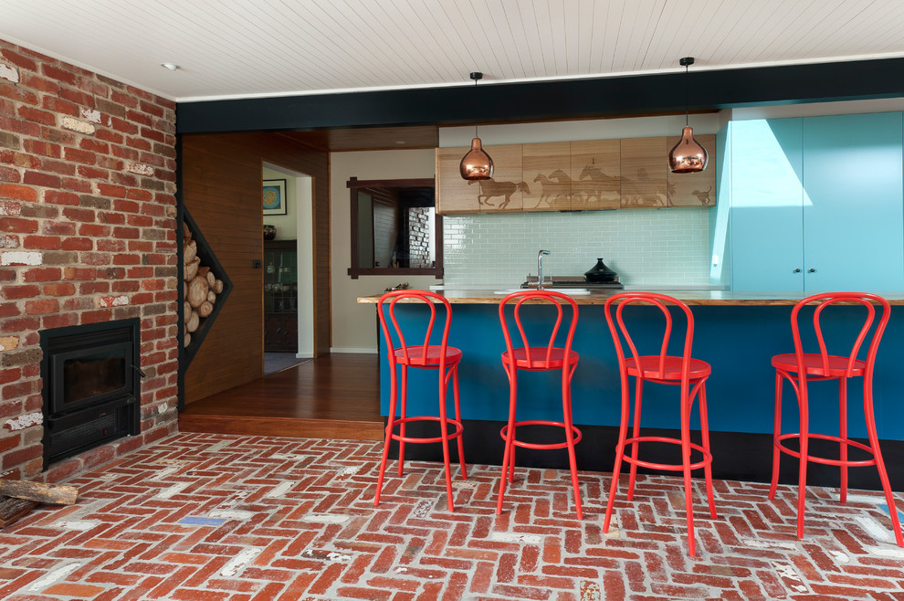 Пример оригинального дизайна: кухня в современном стиле с накладной мойкой, плоскими фасадами, фасадами цвета дерева среднего тона, синим фартуком, фартуком из плитки кабанчик, паркетным полом среднего тона и островом