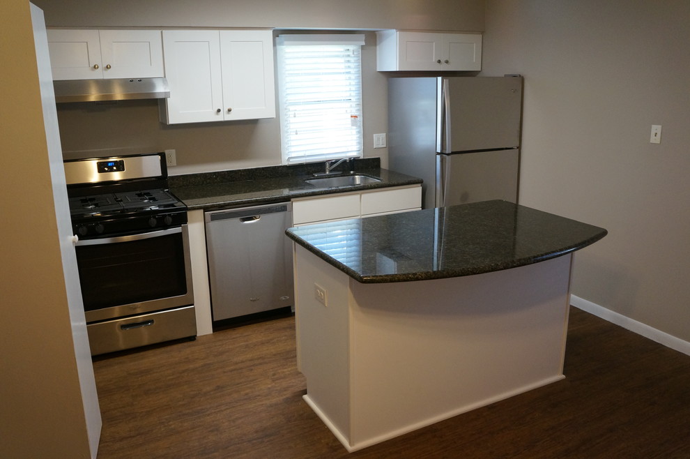 Immagine di una piccola cucina chic con lavello sottopiano, ante in stile shaker, ante bianche, top in granito e elettrodomestici in acciaio inossidabile