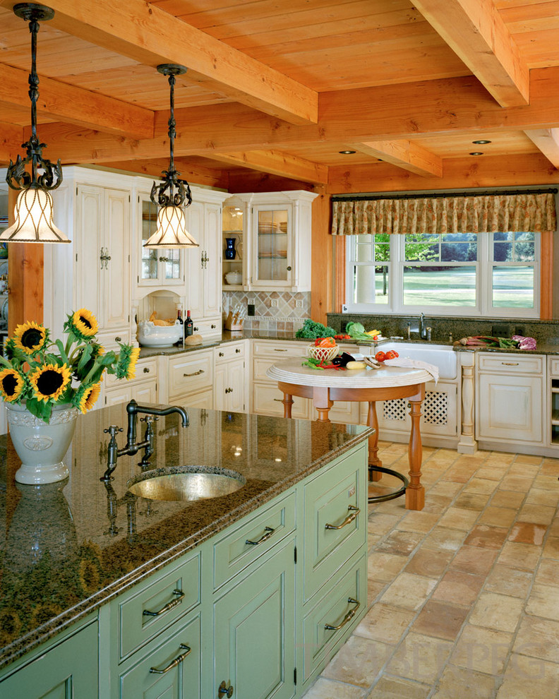 Bild på ett lantligt kök, med en rustik diskho, vita skåp, flerfärgad stänkskydd, flera köksöar och luckor med upphöjd panel