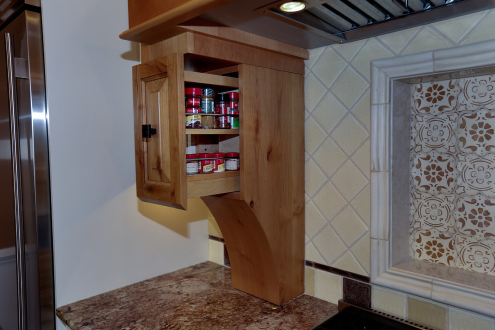 Diseño de cocina rústica grande con suelo de madera en tonos medios