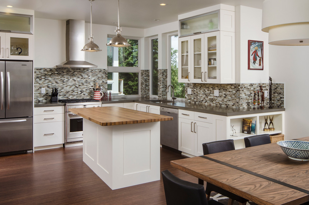 Стильный дизайн: угловая кухня в современном стиле с столешницей из бетона и обеденным столом - последний тренд