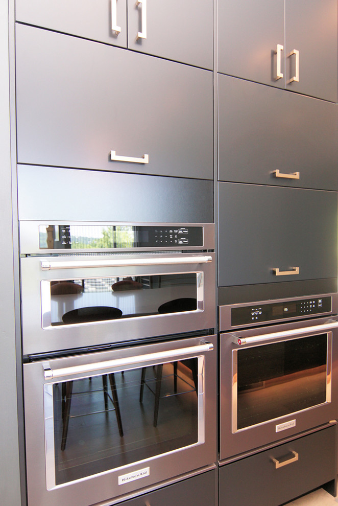Стильный дизайн: кухня среднего размера в стиле модернизм - последний тренд