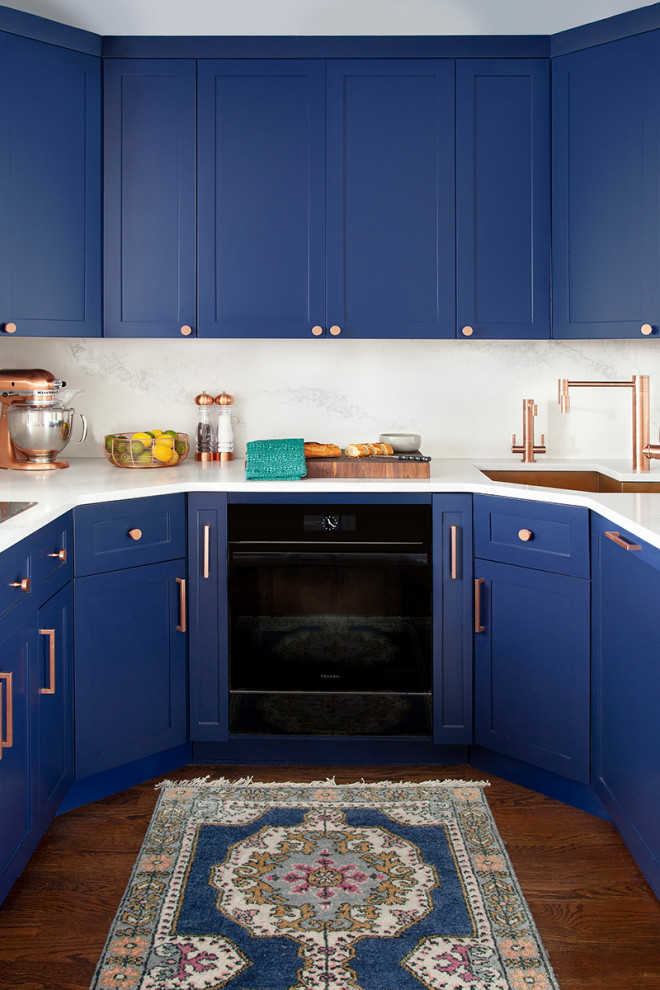 Kleine Moderne Küche in U-Form mit Vorratsschrank, Schrankfronten im Shaker-Stil, blauen Schränken und Halbinsel in New York
