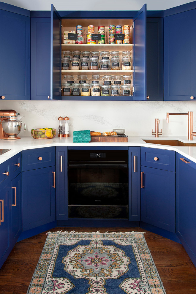 Kleine Moderne Küche in U-Form mit Vorratsschrank, Schrankfronten im Shaker-Stil, blauen Schränken und Halbinsel in New York
