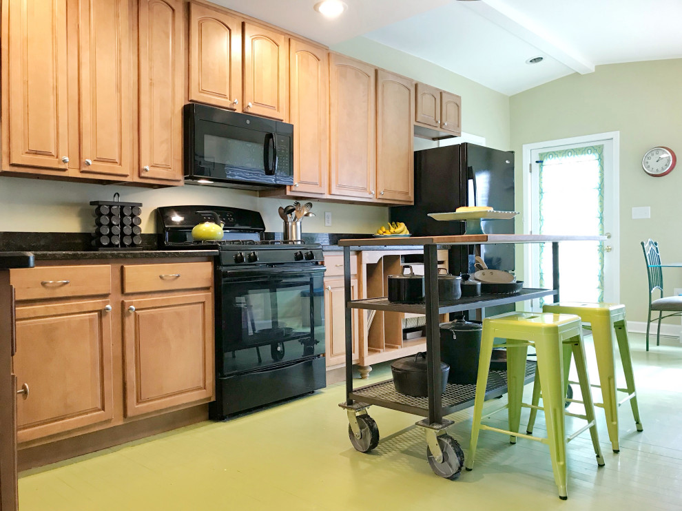 Foto på ett mellanstort vintage grön kök och matrum, med en nedsänkt diskho, luckor med infälld panel, skåp i mellenmörkt trä, granitbänkskiva, grönt stänkskydd, svarta vitvaror, målat trägolv, en köksö och grönt golv