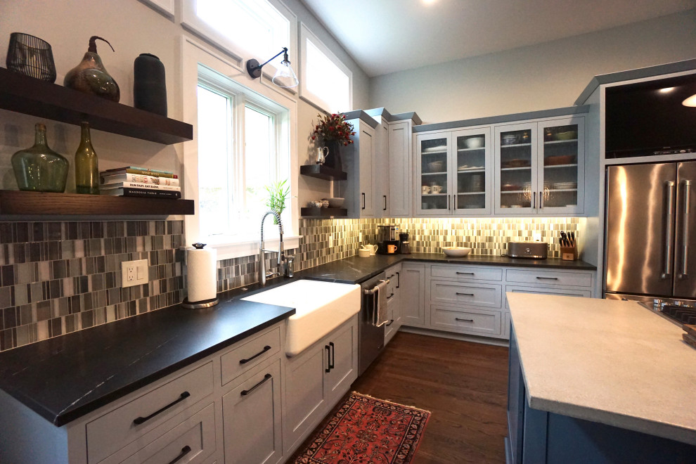 Exempel på ett stort modernt svart svart kök, med en enkel diskho, skåp i shakerstil, grå skåp, granitbänkskiva, flerfärgad stänkskydd, stänkskydd i glaskakel, rostfria vitvaror, mörkt trägolv, en köksö och brunt golv