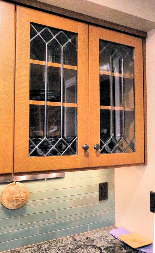 Idée de décoration pour une cuisine tradition avec un placard à porte vitrée.