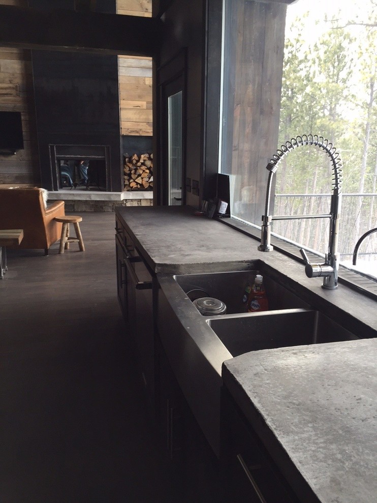 Exempel på ett stort industriellt kök, med en rustik diskho, luckor med infälld panel, skåp i slitet trä, bänkskiva i betong, stänkskydd med metallisk yta, stänkskydd i metallkakel, rostfria vitvaror, mörkt trägolv och en köksö