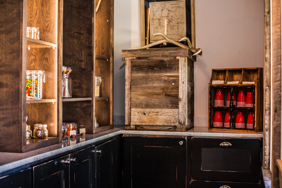 Exempel på ett mellanstort rustikt kök, med en rustik diskho, skåp i shakerstil, svarta skåp, marmorbänkskiva, spegel som stänkskydd och mellanmörkt trägolv