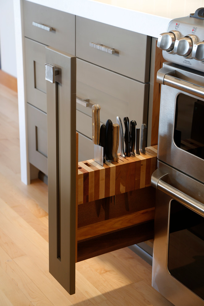 Kitchen - mid-sized transitional kitchen idea in Seattle
