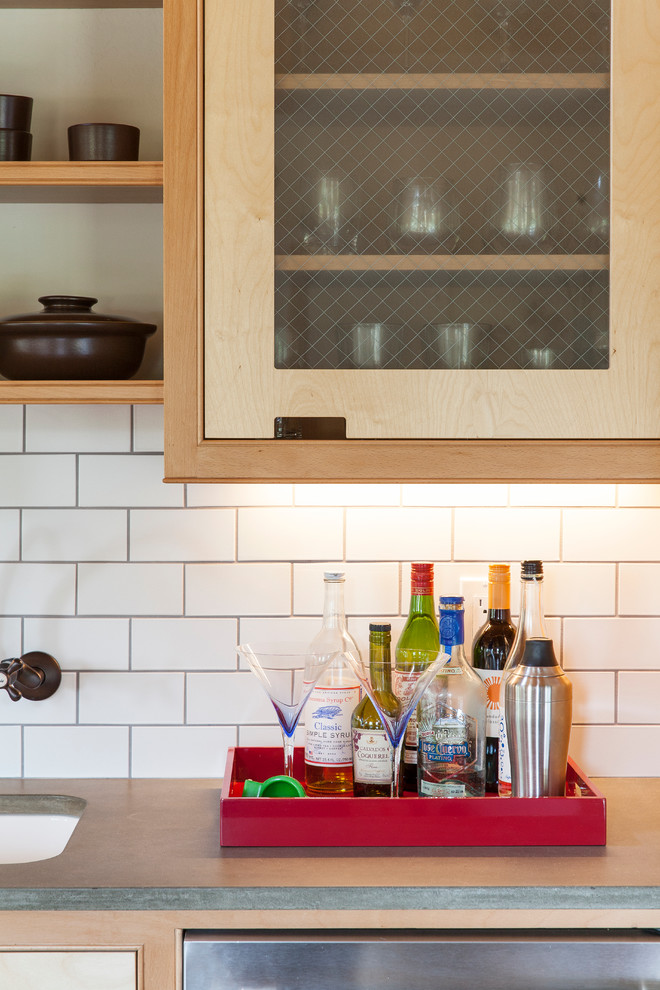 Exempel på ett mellanstort modernt kök, med en rustik diskho, luckor med profilerade fronter, skåp i ljust trä, bänkskiva i betong, vitt stänkskydd, stänkskydd i keramik, rostfria vitvaror, mörkt trägolv och en köksö