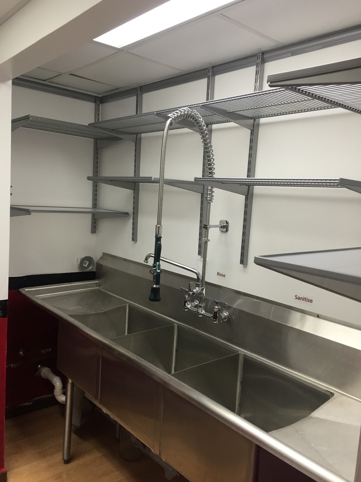 Kitchen - industrial kitchen idea in Chicago