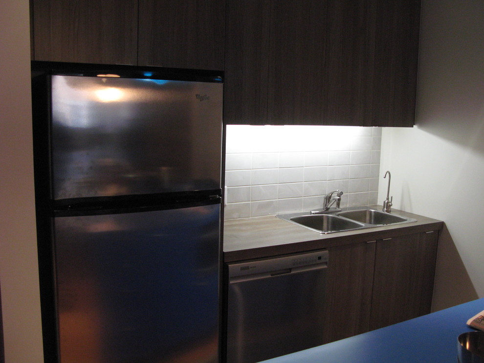 Elegant kitchen photo in Montreal