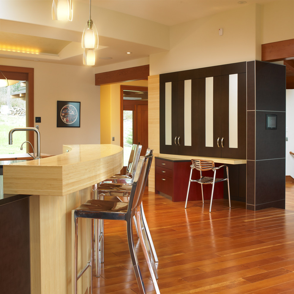 Идея дизайна: кухня в стиле модернизм с деревянной столешницей и барной стойкой